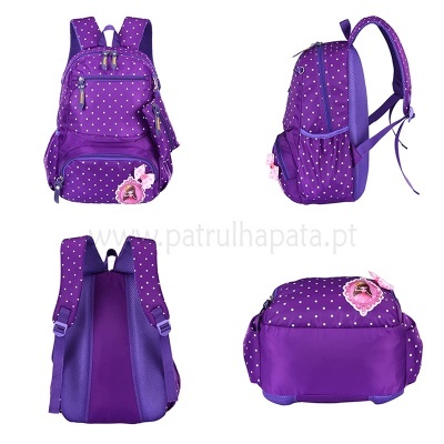Mochila roxa com bolinhas brancas e detalhe decorativo com personagem