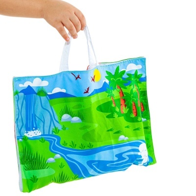 Bolsa azul com desenho de natureza incluindo cachoeira, árvores e rio