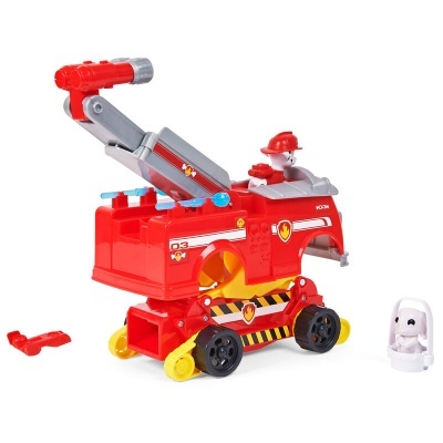 Brinquedo carrinho de bombeiros vermelho com figurina de bombeiro e cão branco