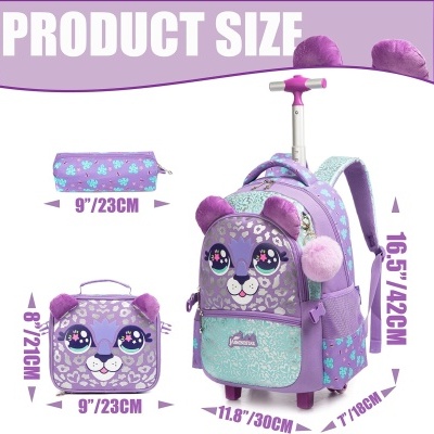 mochila de carrinho roxa com azul claro e rosto de animal e pompons com dimensões