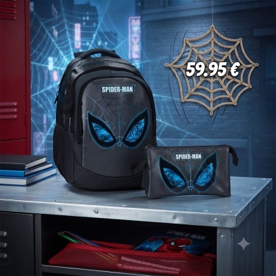 Mochila e estojo Spider-Man pretos com detalhes em azul e texto SPIDER-MAN numa mesa metálica com material escolar.