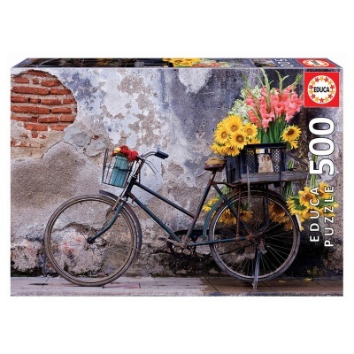 Puzzle de bicicleta antiga com flores em cestos junto a uma parede desgastada