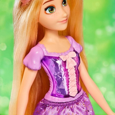 Boneca com vestido roxo brilhante e cabelo loiro longo