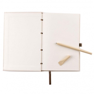 Caderno aberto branco com lápis de madeira clara