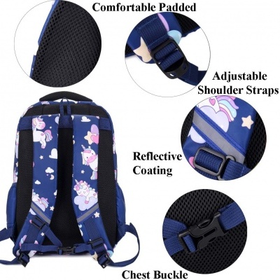 Mochila azul com estampa de unicórnios e detalhes de alças ajustáveis e acolchoadas.