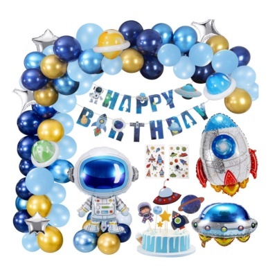 Decoração de aniversário com balões e elementos espaciais tema astronauta e foguetão