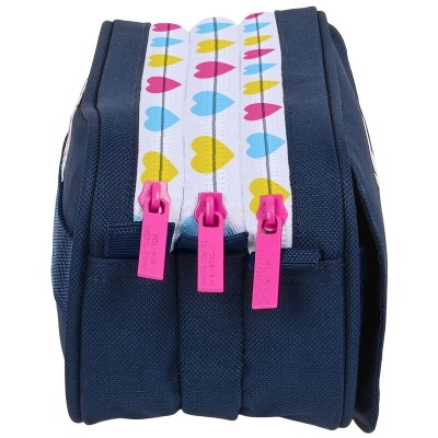 Estojo azul escuro com fechos rosa e padrão de corações coloridos