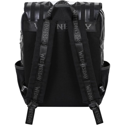 Mochila preta com alças acolchoadas e palavra WEDNESDAY nas alças.