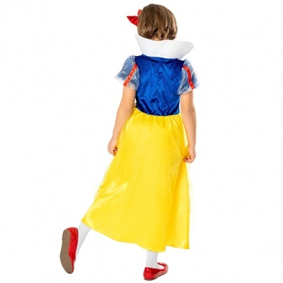 Criança com vestido de princesa azul, amarelo e vermelho vista de costas