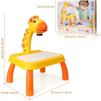 Cadeira infantil amarela e laranja com mesa branca e encosto de girafa em plástico