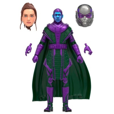 Figura ação com roupas roxas, capa verde, cabeça feminina solta, capacete prateado roxo e mãos destacadas