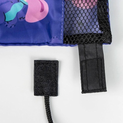 Bolsa azul com padrão roxo e rosa e abas pretas com velcro