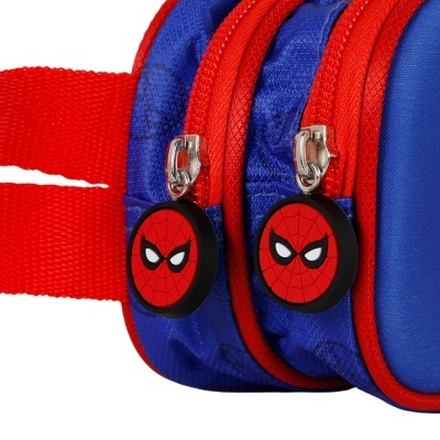 Mochila azul e vermelha com fechos do Homem-Aranha