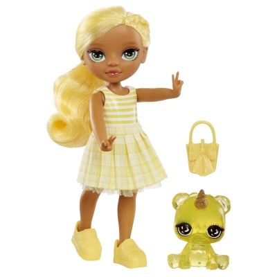 Boneca loira com vestido amarelo, ursinho translúcido amarelo e bolsa amarela