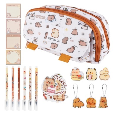 Conjunto escolar com estojo estampado, canetas, cartões e chaveiros de capivaras em cores castanhas e laranja.