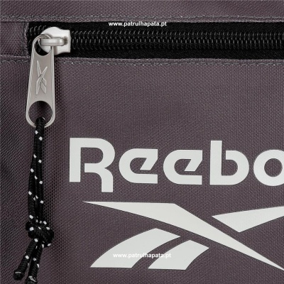 Detalhe de mochila cinzenta com logo Reebok em branco