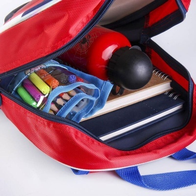 Mochila vermelha aberta com garrafa, caderno e estojo com lápis de cor