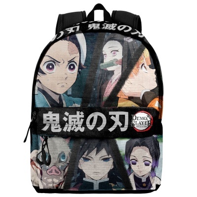 Mochila preta com estampas coloridas de personagens do anime Demon Slayer e texto em japonês.