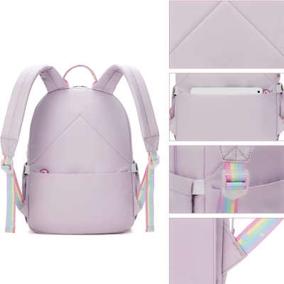 Mochila lavanda com alças arco-íris e bolso traseiro