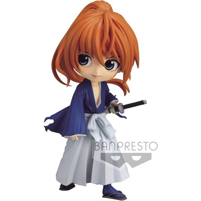 Figura colecionável de personagem anime com cabelo ruivo e katana