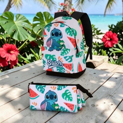 Mochila e estojo coloridos com personagem Stitch e padrões tropicais num cenário de praia.