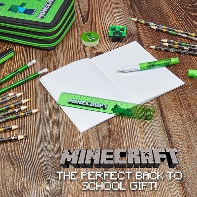 Material escolar Minecraft com estojos, lápis, régua, borracha e caderno aberto