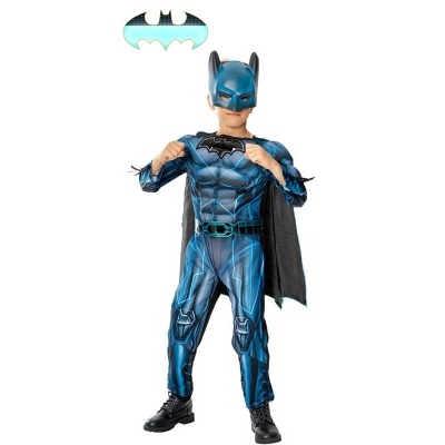 Criança vestida com fato azul de Batman com capa preta e máscara azul