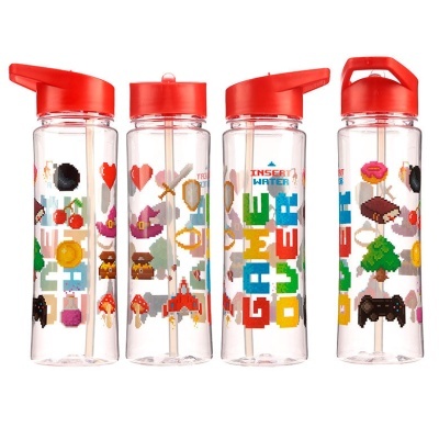 Garrafas de água transparentes com tampas vermelhas e desenhos pixel art coloridos