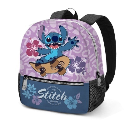 Mochila infantil roxa e azul com estampa do Stitch a andar de skate