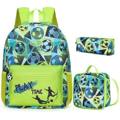 Mochila, estojo e lancheira verde e azul com padrão de bolas de futebol e texto PLAY TIME