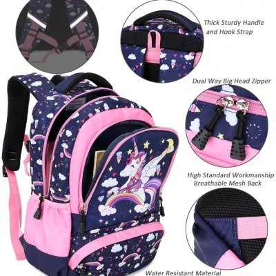 mochila escolar azul escura e rosa com padrão de unicórnio e detalhes destacando zíperes e alças