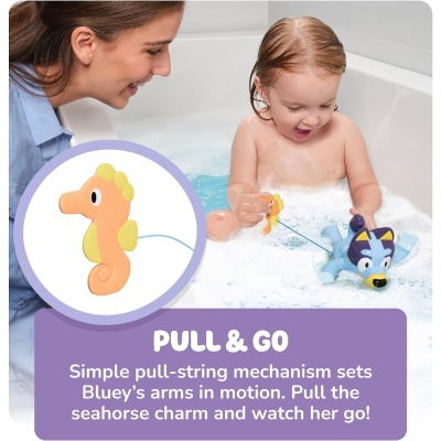 Criança brinca com brinquedos de banho Bluey numa banheira cheia de espuma