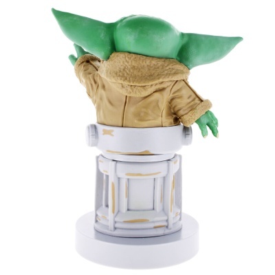 Boneco Baby Yoda de costas sentado numa cadeira branca