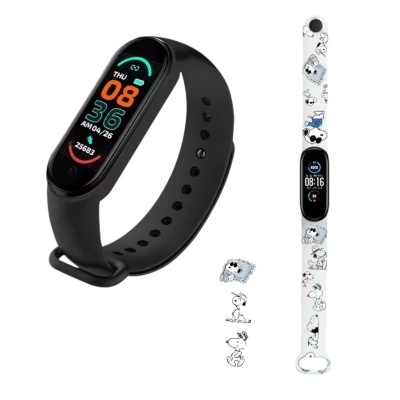 Relógio smart preto com ecrã colorido e pulseira branca com desenhos do Snoopy.