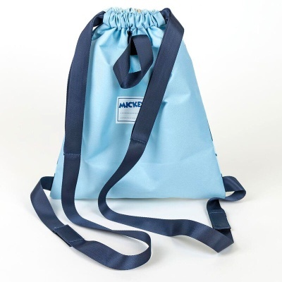 Mochila saco azul claro com alças azul escuro e etiqueta MICKEY