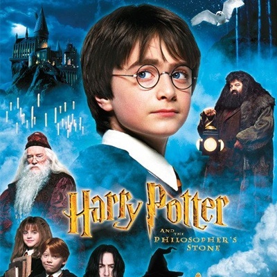 Cartaz do filme Harry Potter and the Philosopher's Stone com personagens e castelo ao fundo