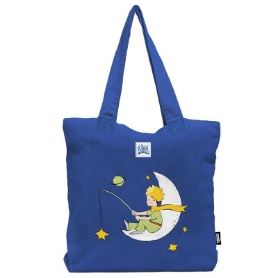 Saco de tecido azul com estampa de personagem infantil na lua e estrelas