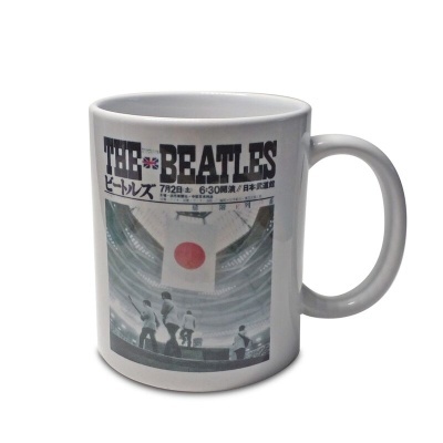 Caneca branca com imagem e texto dos Beatles e bandeira japonesa