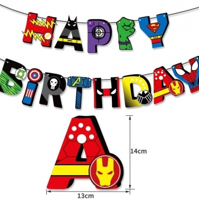 Letras penduradas coloridas com tema de super-heróis formando 'HAPPY BIRTHDAY'