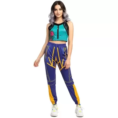 Mulher com top cropped azul esverdeado e calças desportivas azuis com padrões amarelos