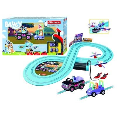 Pista de corrida para crianças com carros de brinquedo azul e preto com personagens Bluey e Bingo e caixa do produto