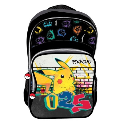 Mochila preta com estampa de Pikachu, números coloridos 025 e fechos de zíper com Pokébola