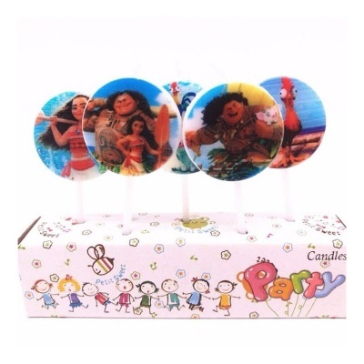 Velas decorativas Moana em caixa colorida com crianças desenhadas