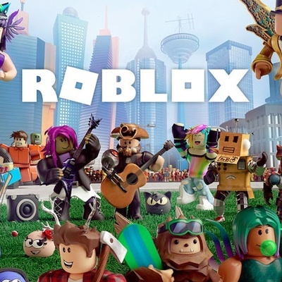 Personagens do jogo Roblox em frente a cidade com texto ROBLOX