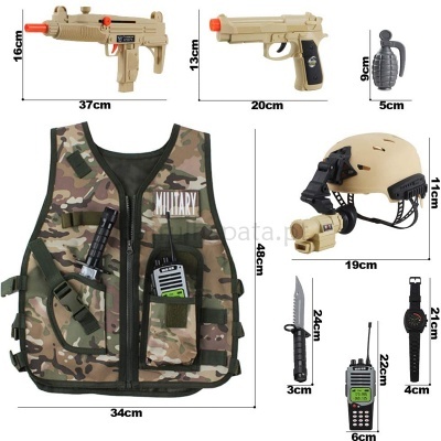 Conjunto militar com colete camuflado, pistolas, granada, capacete, faca, relógio e rádio comunicador