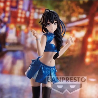 Figura colecionável da Banpresto com roupa azul e cabelo preto longo