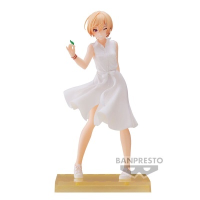 Figura anime feminina com vestido branco e cabelo laranja