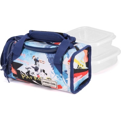 Saco de desporto azul e estampado com caixas de plástico atrás