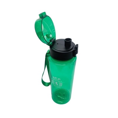 Garrafa desportiva verde com tampa preta aberta e alça verde