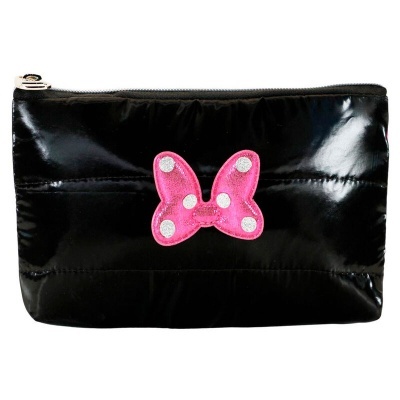 Necessaire preta com laço cor-de-rosa aplicado no centro